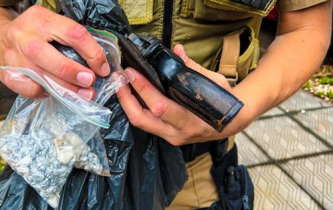 Adolescente é detido após ser flagrado com simulacro e drogas em SMOeste