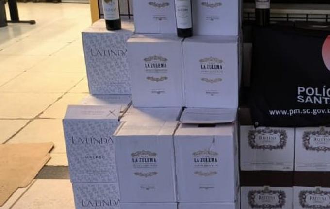 PM apreende quase 500 garrafas de vinho contrabandeadas em Dionísio Cerqueira