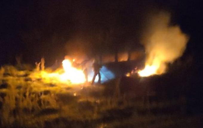 Micro-ônibus pega fogo após capotar em ribanceira de 70 metros em Tunápolis