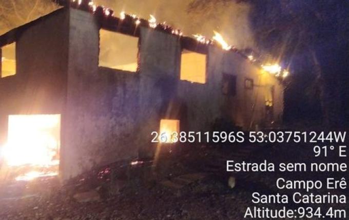 Incêndio em residência deixa um morto e outro gravemente ferido