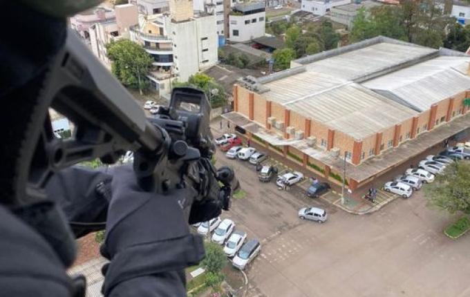 Polícia apreende 70 kg de maconha com jovem e adolescente de 14 anos