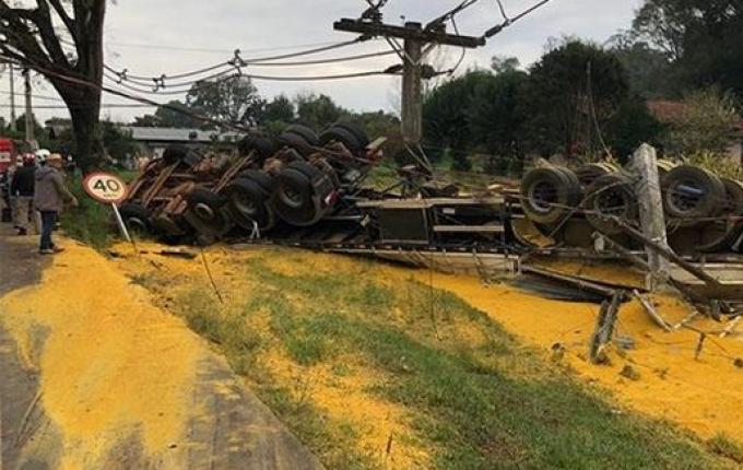 Caminhão carregado com 37 toneladas de milho tomba no Paraná