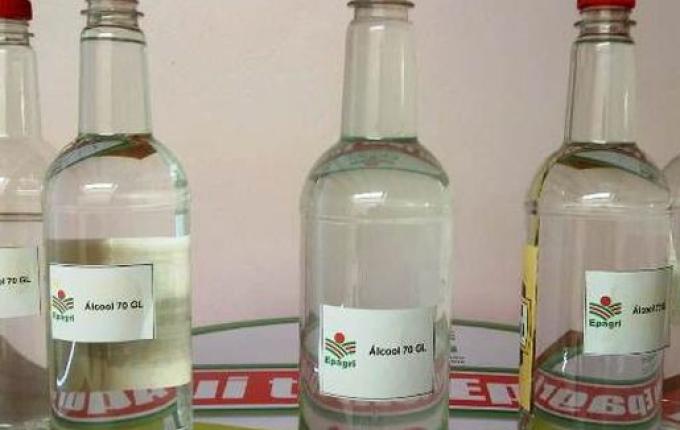 Produtores de São Miguel do Oeste transformam cachaça em álcool 70°