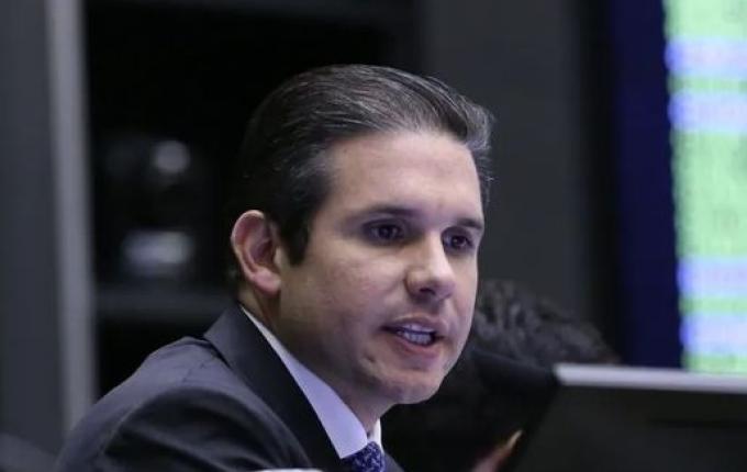 Hugo envia pedidos de cassação de Eduardo Bolsonaro ao Conselho de Ética