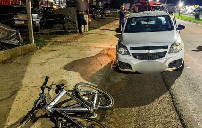 Motorista abre porta, ciclista cai e sofre ferimentos em SMOeste