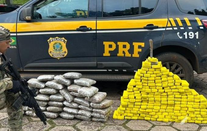 PRF apreende 195 kg de drogas e recupera carro roubado na BR-282