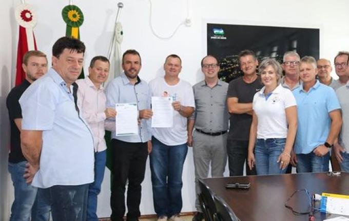 Administração entrega 1ª licença ambiental expedida pelo CONDER para Iporã do Oeste