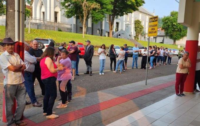 Votação inicia com filas nos dois maiores colégios eleitorais de Itapiranga