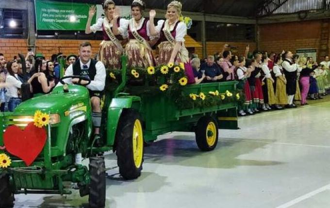 Música, emoção e sangria do barril marcam abertura da 29ª Oktoberfest; FOTOS