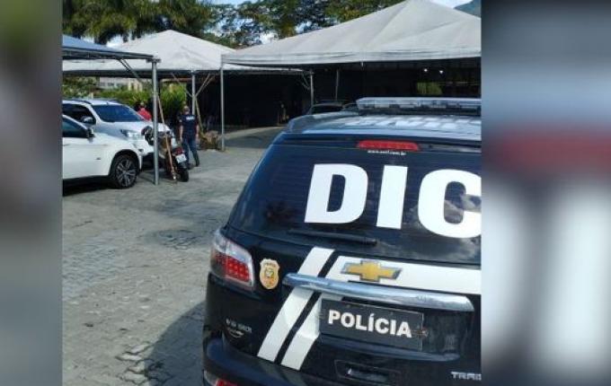 Assaltantes rendem funcionários de concessionária e roubam 11 carros no Norte de SC