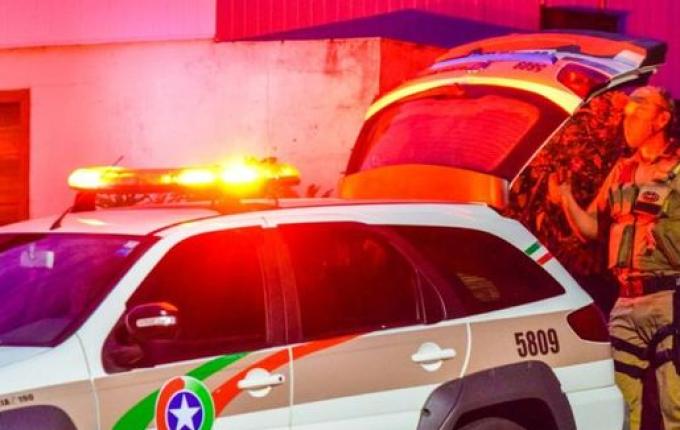 Mulher é presa por agredir e ameaçar filha adolescente com arma de fogo