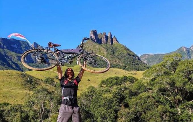 Bielorrusso que atravessa o Brasil de bicicleta visita Rádio Itapiranga