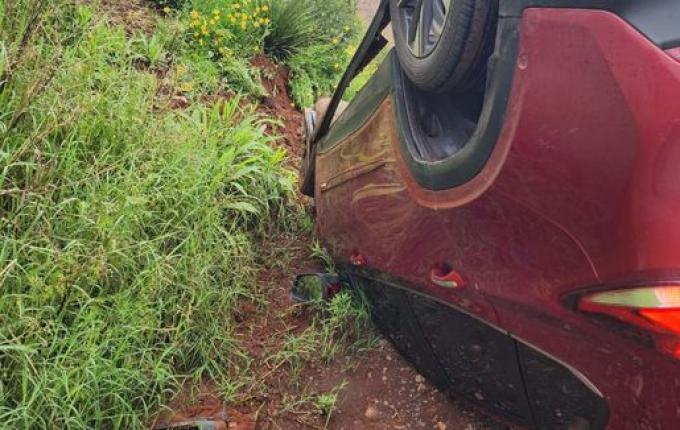 Carro capota ao sair da pista no interior de Itapiranga