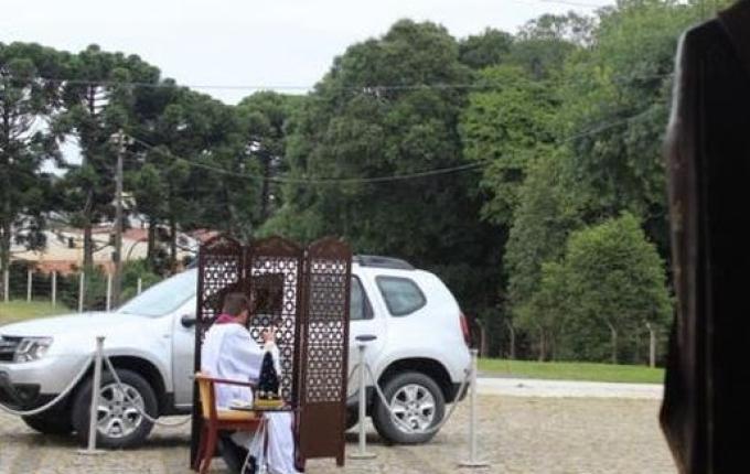 Padre faz confissão de fiéis em "drive thru" em São Bento do Sul