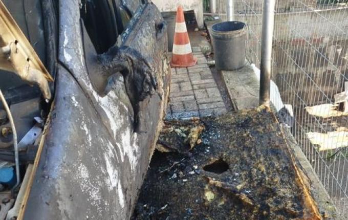 Carro pega fogo em garagem e moradores controlam incêndio em Maravilha