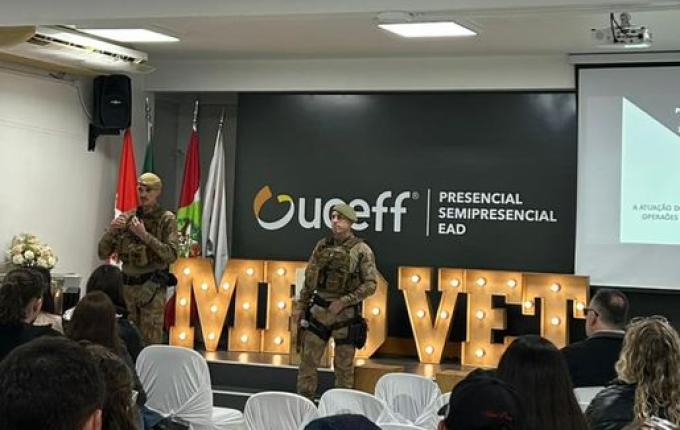 Polícia Militar realiza palestra sobre atuação de cães policiais para alunos da Uceff