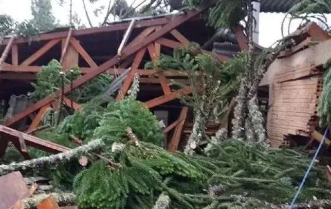 Tornado com ventos de quase 100 km/h atinge cidade de SC, diz Defesa Civil