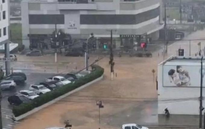 Fortes chuvas levam cinco cidades de SC a decretar situação de emergência