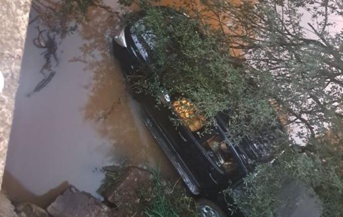 Caminhonete cai em rio no interior de Itapiranga
