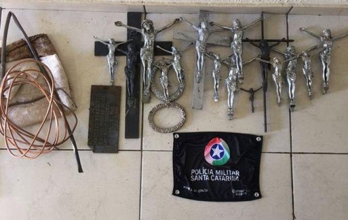 Homem furta estatuetas de cemitério e acaba preso pela PM