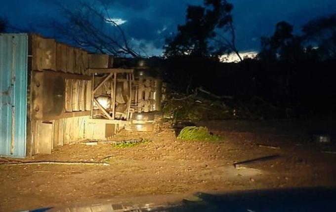 Vendaval tomba caminhão em Descanso