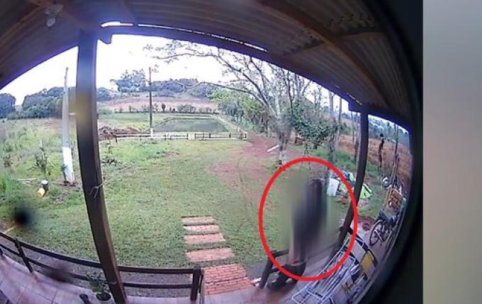 VÍDEO: Câmera flagra homem pegando calcinha e se masturbando