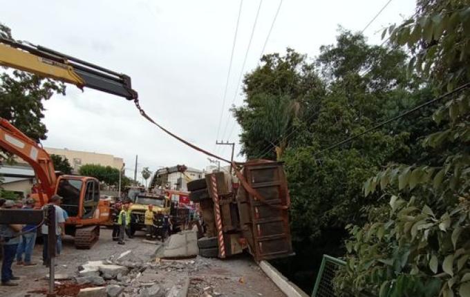 Homem morre esmagado por caminhão na SC 480