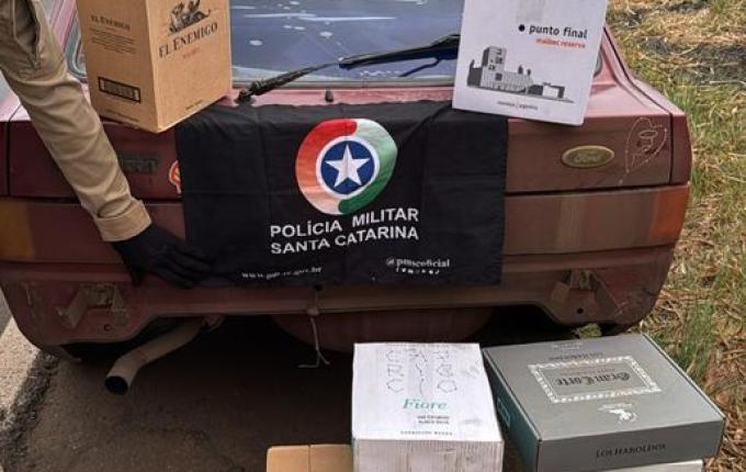 PM apreende carro carregado com 15 caixas de vinho contrabandeado em Campo Erê