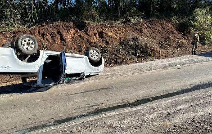 Mulher sofre ferimentos após S10 capotar na BR 163