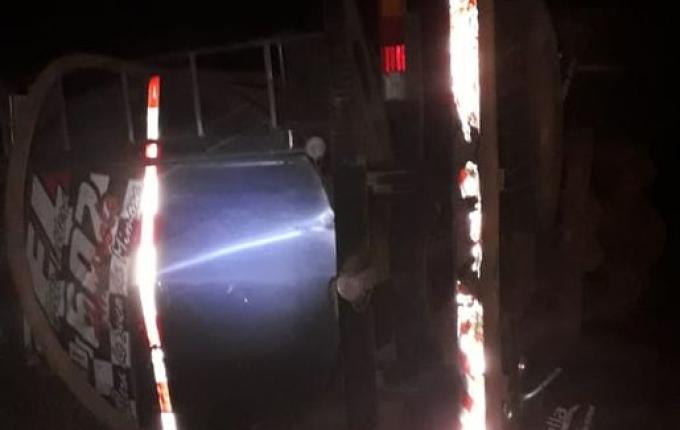 Caminhão capota na SC-305