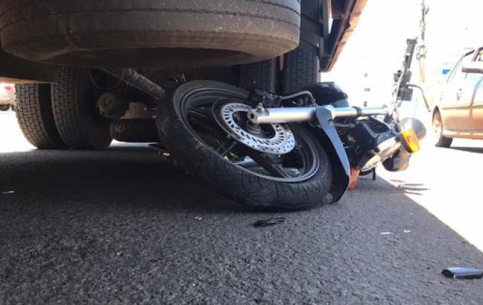 VÍDEO: Acidente deixa motociclista ferido na Avenida Willy Barth