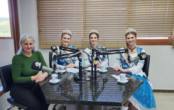 Soberanas de São João do Oeste visitam a Rádio Itapiranga