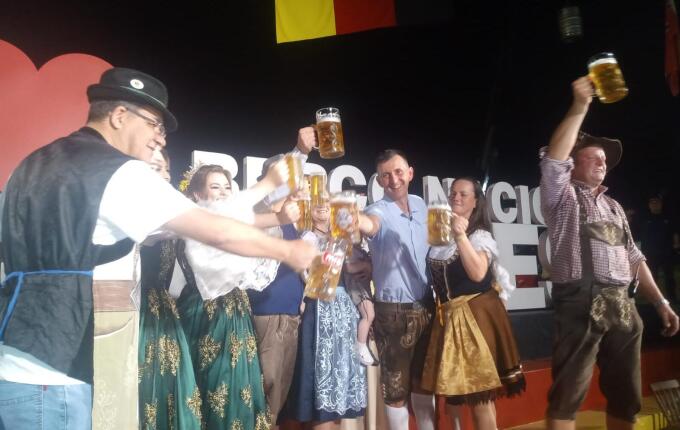 Desfile típico abre 47ª Oktoberfest em Presidente Becker