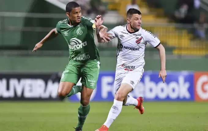Chapecoense sofre goleada para o Athletico-PR na Arena Condá e segue na lanterna do Brasileirão