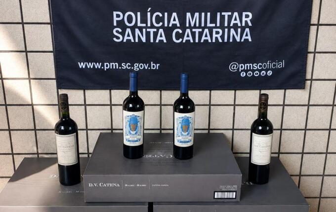 Homem é preso transportando quase 70 garrafas de vinho argentino