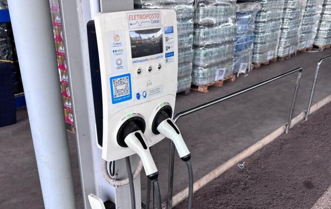 Cinco cidades do Extremo-oeste vão receber eletropostos para veículos elétricos neste ano