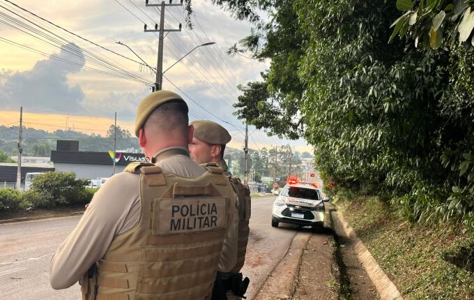 Homem foge de abordagem, sofre acidente e é preso com cocaína na Willy Barth