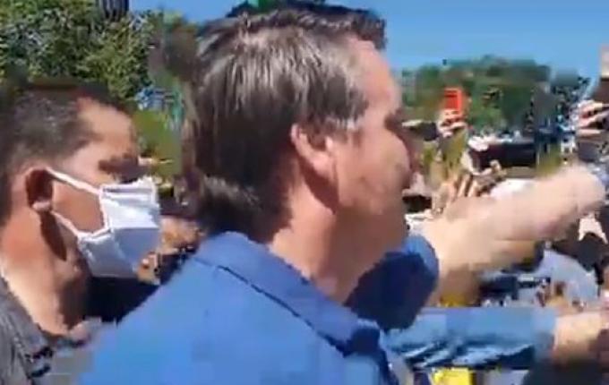 Bolsonaro anda a cavalo para cumprimentar apoiadores em Brasília