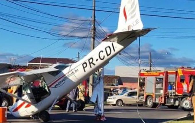 Avião cai no meio da rua e chega a tocar em carro na divisa entre SC e PR