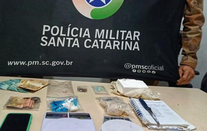 Mulher de 24 anos é presa por tráfico de drogas em São Miguel do Oeste