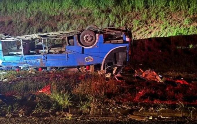 Motorista de ônibus ilegal que trazia maranhenses para SC é indiciado após acidente com morte