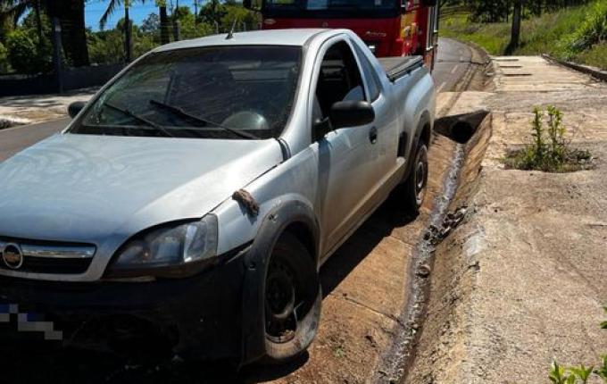 Motorista fica ferido em saída de pista seguida de choque contra barranco, em SMO