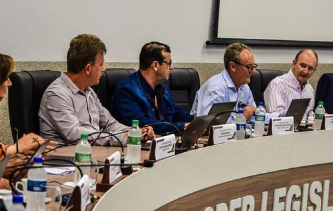 Vereadores pedem informações sobre cemitérios, Plano de Cargos e Salários e Willy Barth