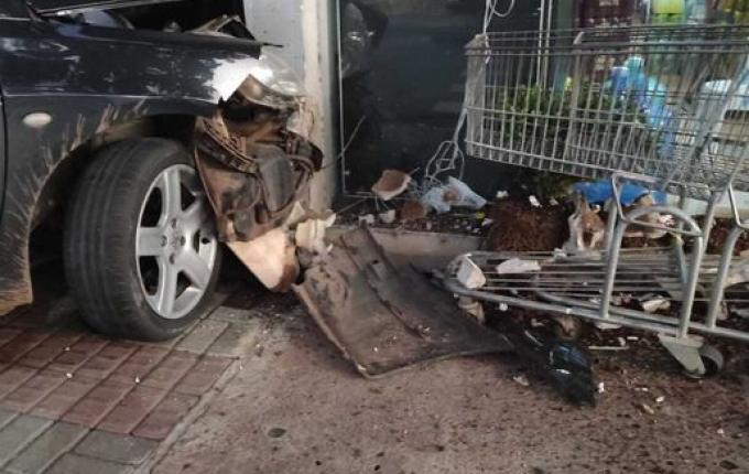 Motorista perde controle e colide contra mercado