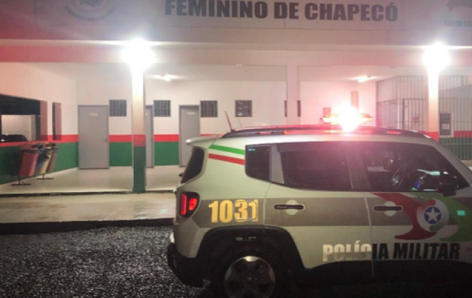 Mulher com tornozeleira eletrônica e mandado de prisão em aberto é detida