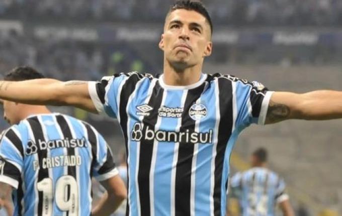 Com atuação de gala de Suárez, Grêmio vence Gre-Nal 439 e aumenta crise no Inter
