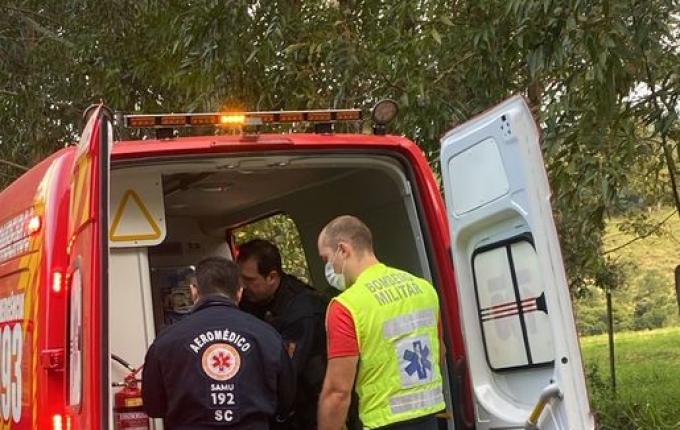 Homem é socorrido pelo helicóptero do SAER/ Fron após sofrer queda em chiqueiro, em Saudades