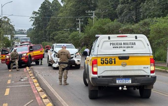 Colisão traseira interdita trânsito na Waldemar Rangrab, em SMOeste