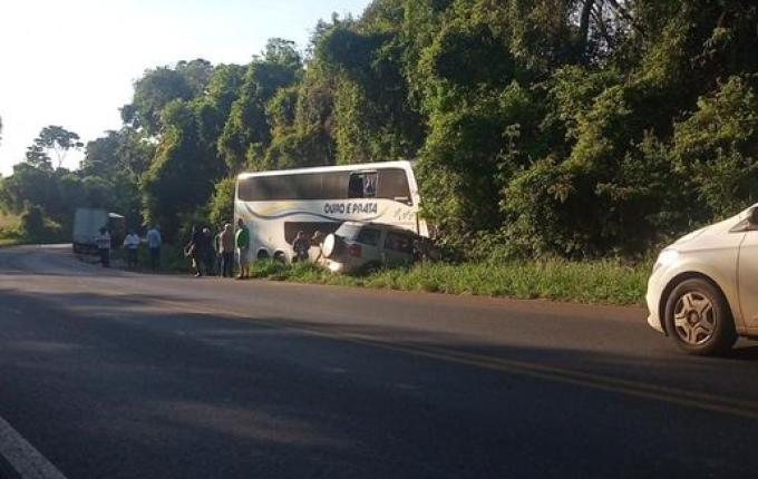 VÍDEO: Acidente grave entre ônibus, carros e caminhões deixa um morto e feridos na BR-282