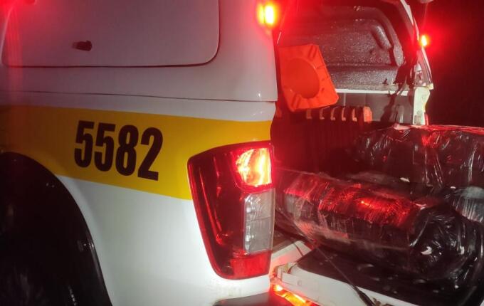 Jovem foge após acidente, e polícia encontra 130 kg de maconha em carro na SC-305